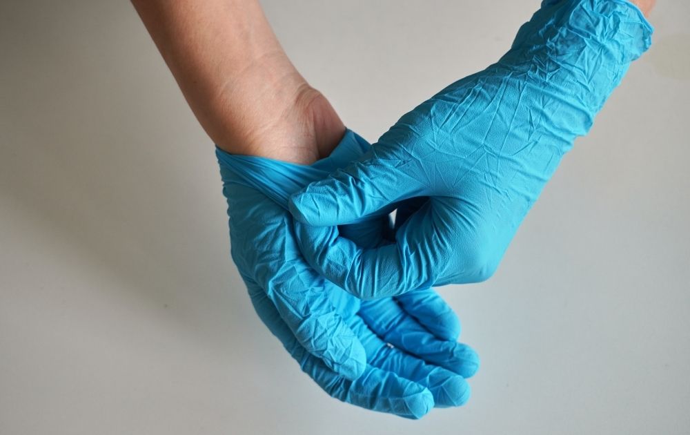 skydda händerna med handskar
